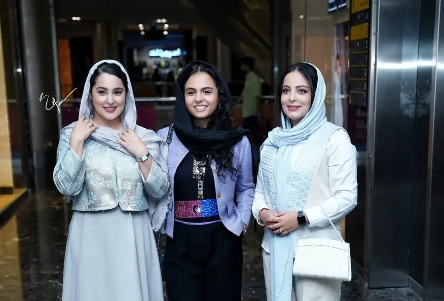 دورهمی هنرمندان و بازیگران مشهور ایرانی در همیلا سنتر پونک برای اکران فیلم «اتاقک گلی» با حضور خانواده‌های شهدا و مسئولان فرهنگی