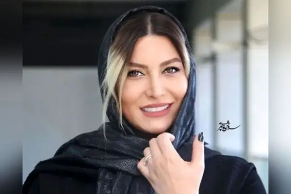 فریبا نادری در کافه‌ای با دکور زیبا؛ آیا ژست‌های تکراری و کلیشه‌ای او واقعاً جذاب است؟