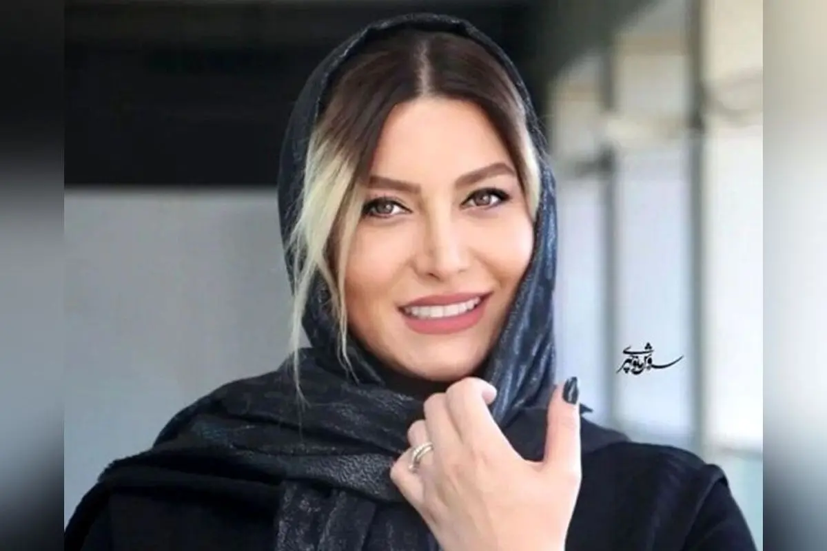 فریبا نادری در کافه‌ای با دکور زیبا؛ آیا ژست‌های تکراری و کلیشه‌ای او واقعاً جذاب است؟