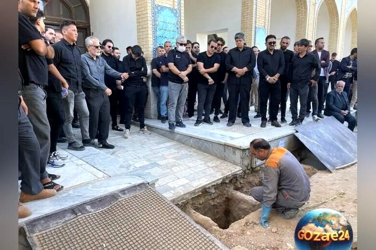 تصویر غم انگیز از خداداد عزیزی در مراسم وداع با پدر 96 ساله‌اش در مشهد