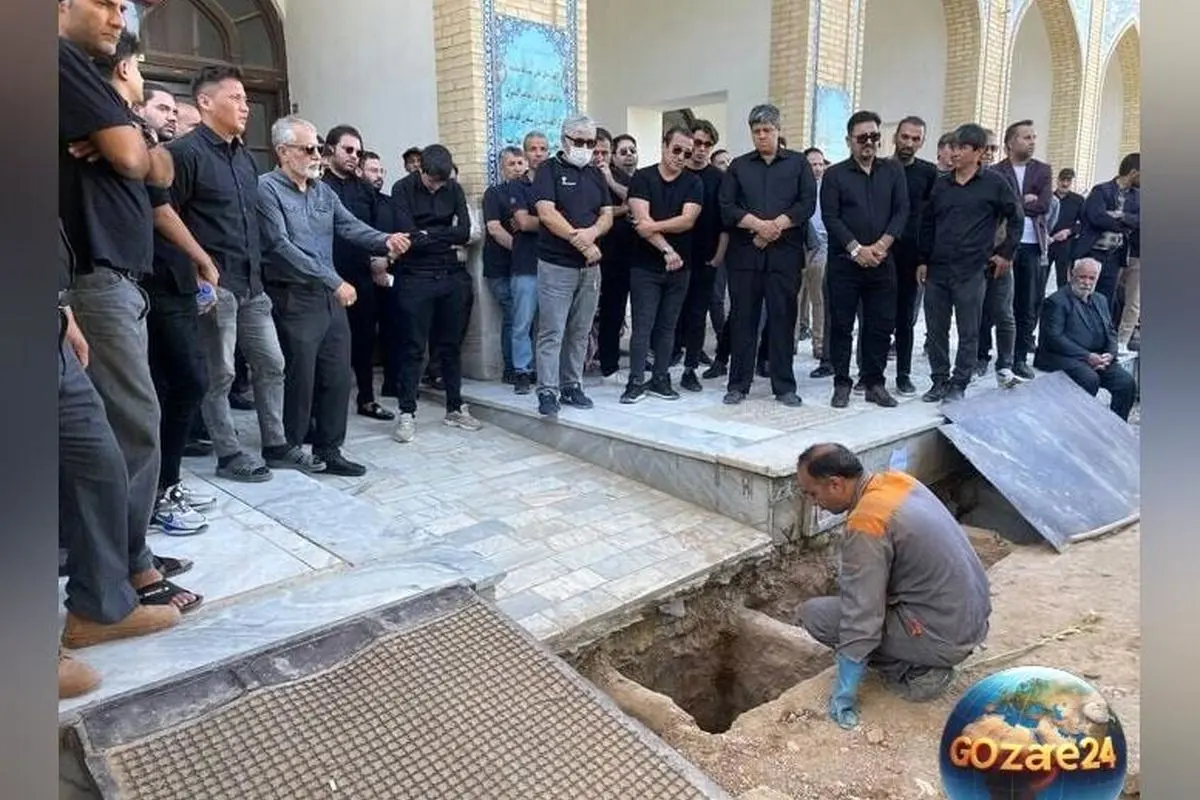 تصویر غم انگیز از خداداد عزیزی در مراسم وداع با پدر 96 ساله‌اش در مشهد