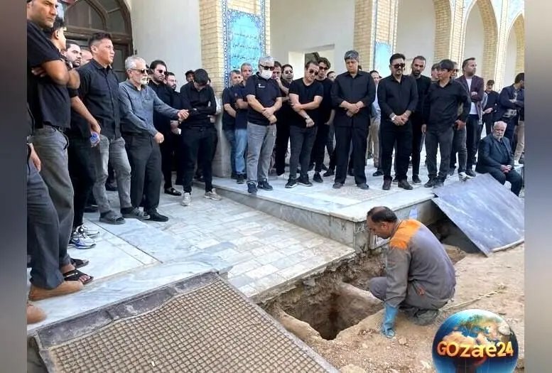 تصویر غم انگیز از خداداد عزیزی در مراسم وداع با پدر 96 ساله‌اش در مشهد