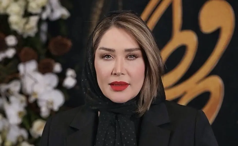 شوآف جذاب سارا منجزی پور با انگشتر سفارشی و ماشین لوکس در اینستاگرام!