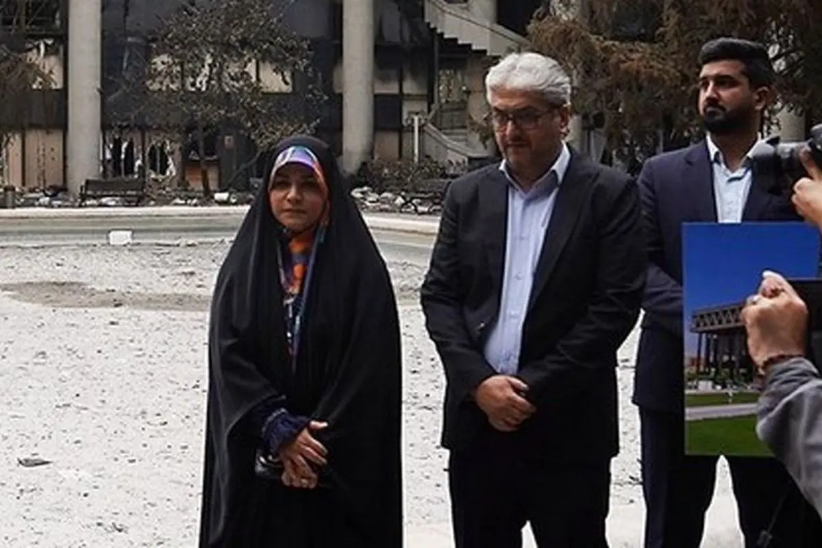 سلفی صمیمی سحر امامی مجری صدا و سیما با سفیر خارجی در دیدار بازدید از سازمان صداوسیما