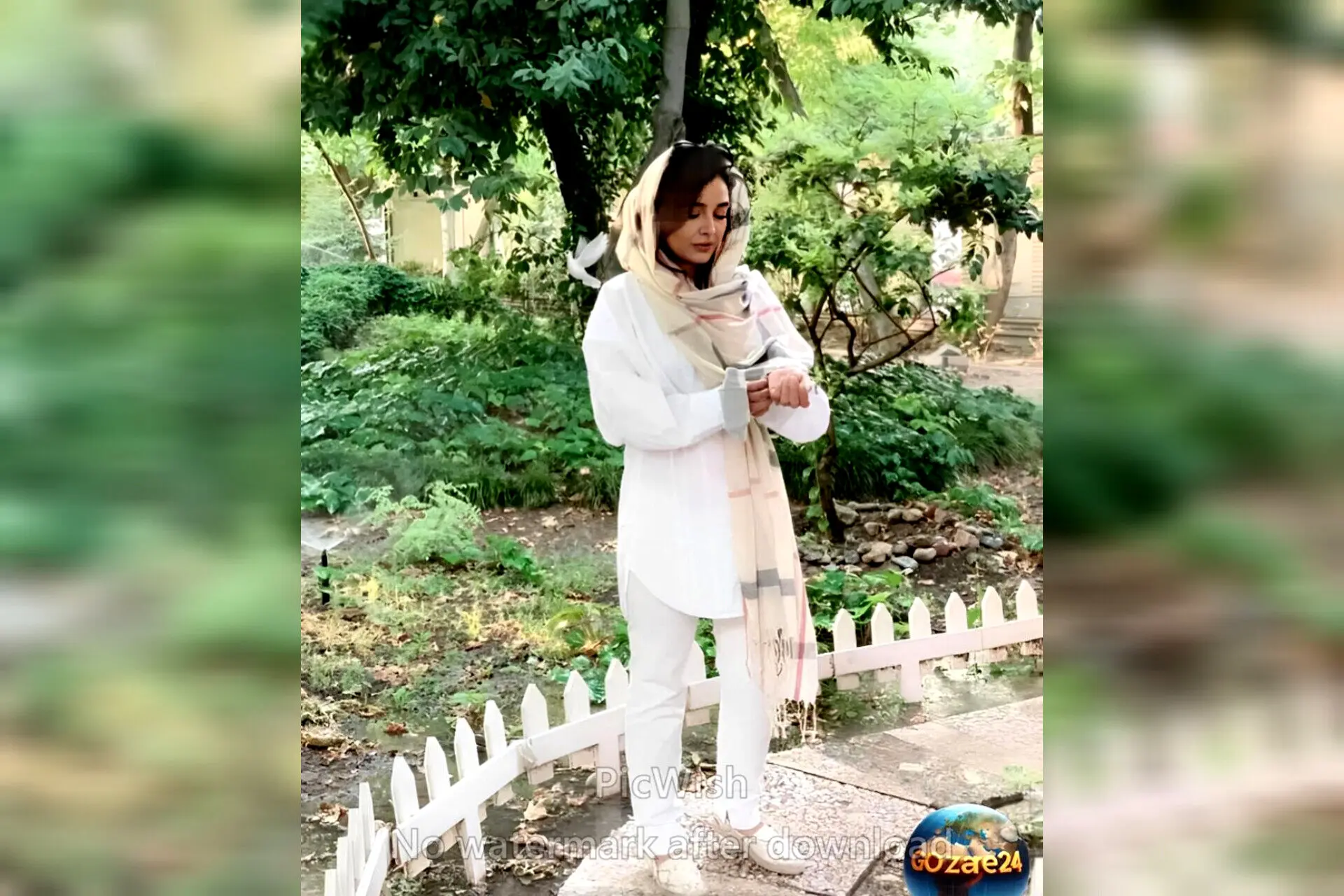 تصاویر دیدنی از حیاط منحصربفرد و درختان چنار خانه ساره بیات در شمال تهران + طراحی خاص و تاب مخصوص خانه‌های لوکس