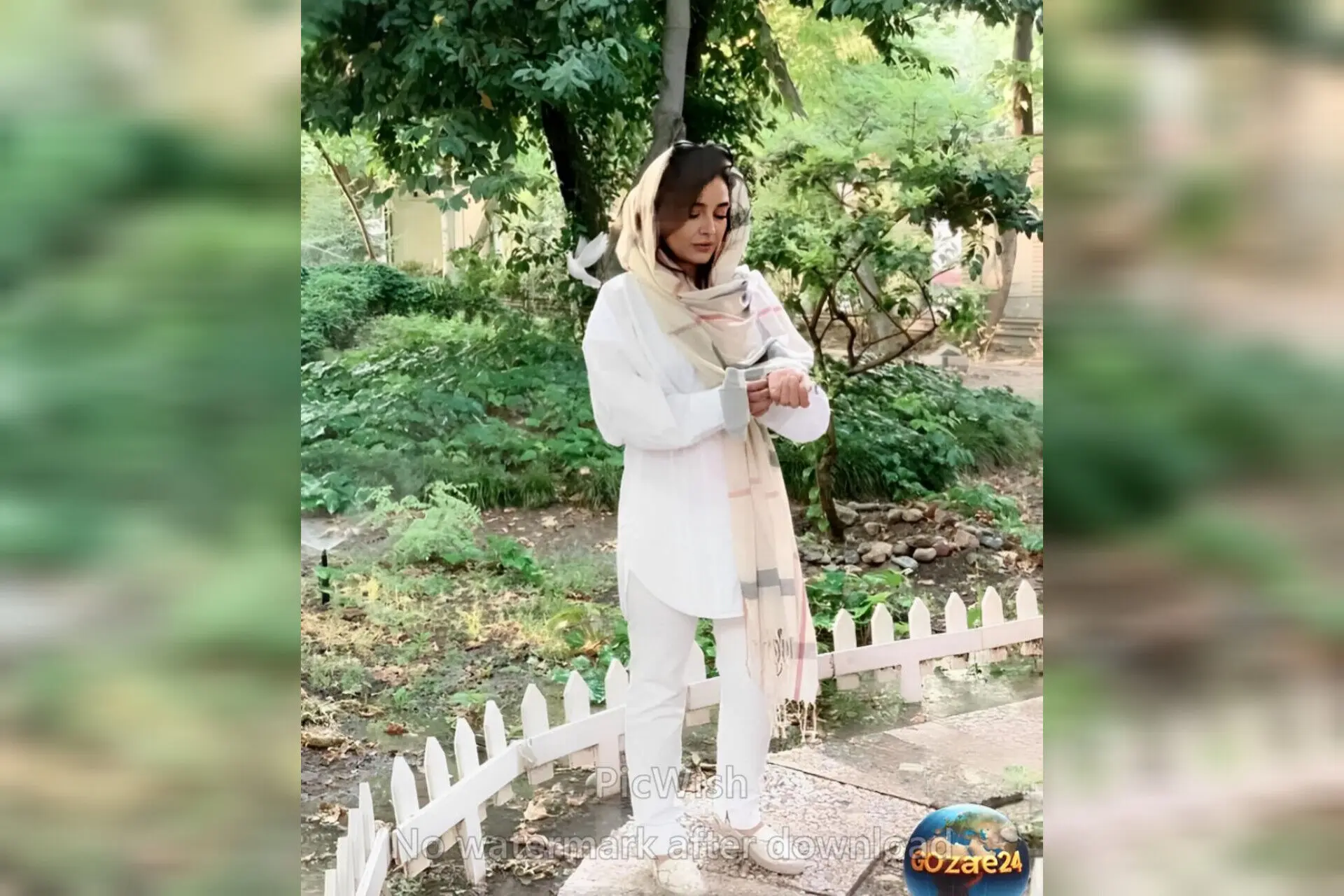 تصاویر دیدنی از حیاط منحصربفرد و درختان چنار خانه ساره بیات در شمال تهران + طراحی خاص و تاب مخصوص خانه‌های لوکس