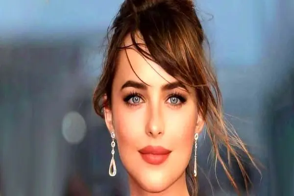تتوی فارسی داکوتا جانسون روی فرش قرمز کن؛ راز معنادار ستاره هالیوود در کنار ترندهای مد ۲۰۲۵