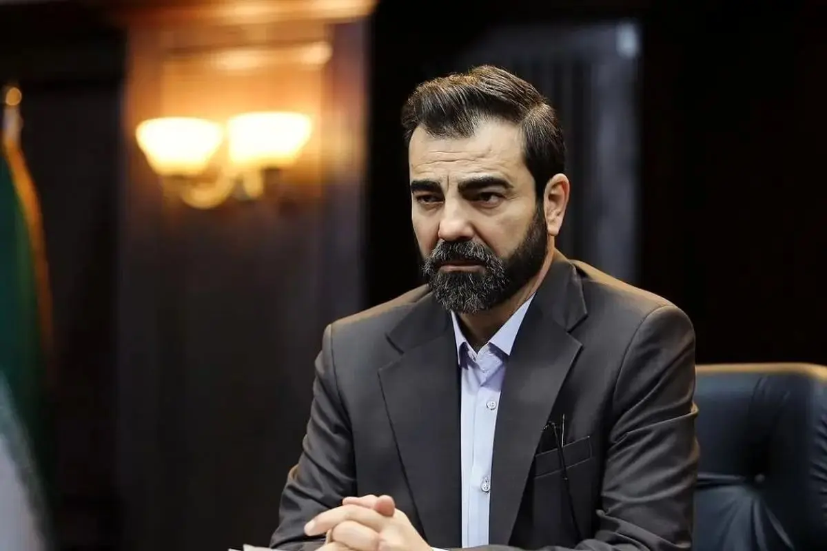 تصویر جدید بهزاد خلج در پشت صحنه «اجل معلق» و تغییرات ظاهری قابل توجه نسبت به نقش قاضی خلج