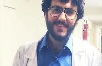 تصاویر جدید از اروین گالستیان پس از 6 سال؛ تغییر چهره و استایل بازیگر سریال لحظه گرگ و میش در خیابان‌ها