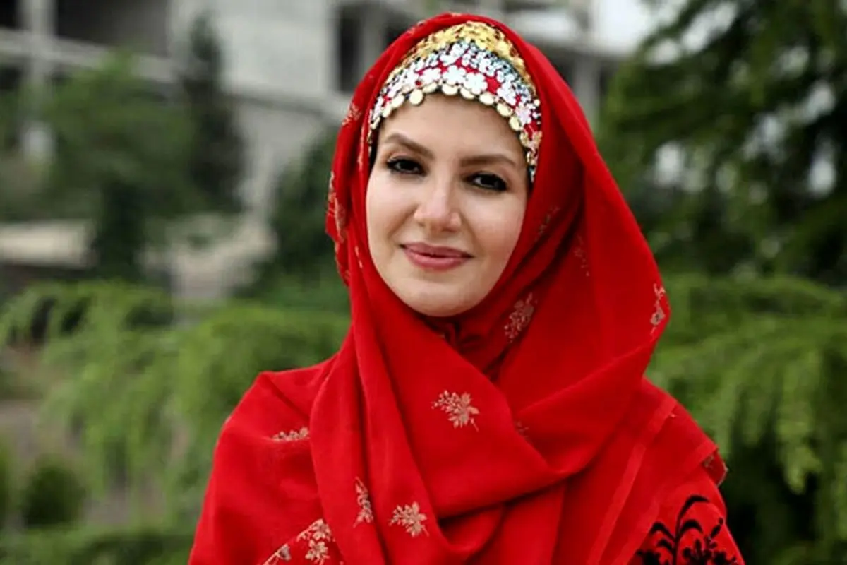 خاله شادونه با استایل عجیب وسط استادیوم فوتبال، فضای مجازی را شوکه کرد!