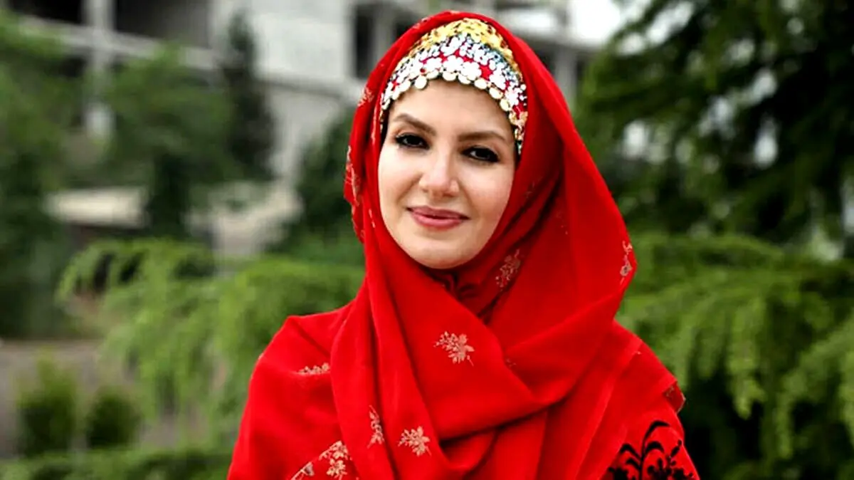 خاله شادونه با استایل عجیب وسط استادیوم فوتبال، فضای مجازی را شوکه کرد!