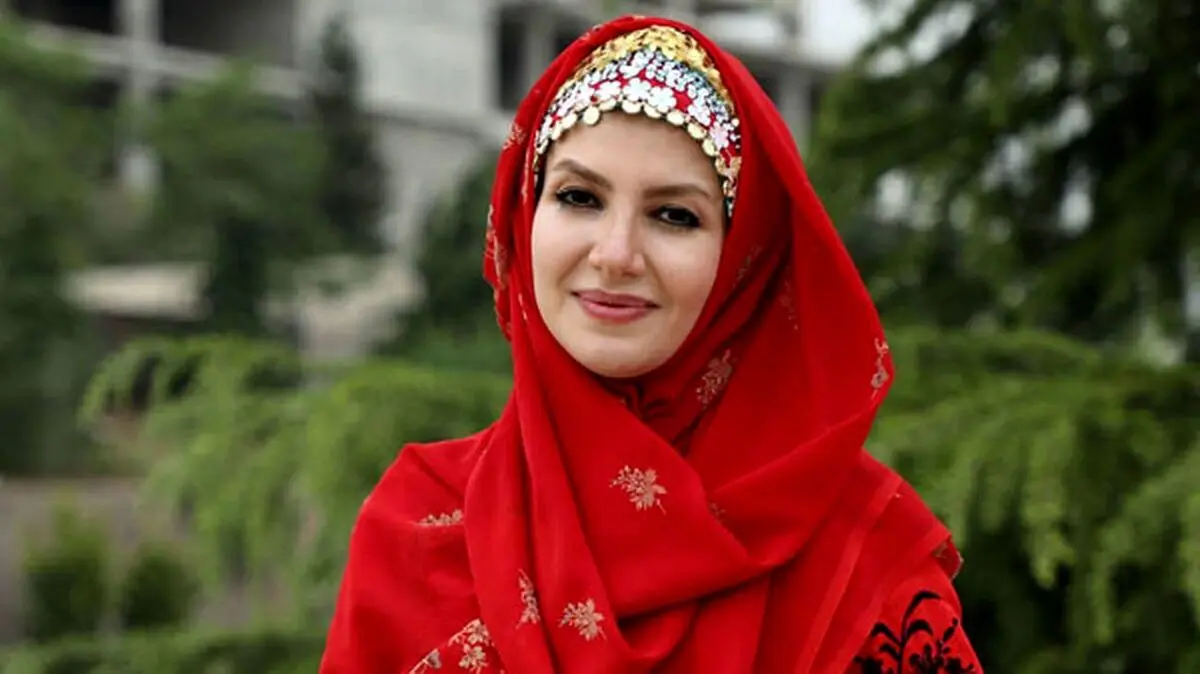 خاله شادونه با استایل عجیب وسط استادیوم فوتبال، فضای مجازی را شوکه کرد!