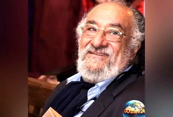 یاد و خاطره داریوش ارجمند در بزرگداشت سردار دل‌ها؛ بوسه احساسی بر تصویر حاج قاسم و دل‌تنگی یک پیشکسوت هنر