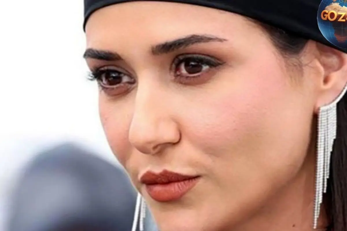 تصویر بانمک و جذاب پریناز ایزدیار در حین عکاسی در اکران مردمی «زن و بچه»؛ استایل خاص و اصالت همیشگی این بازیگر محبوب