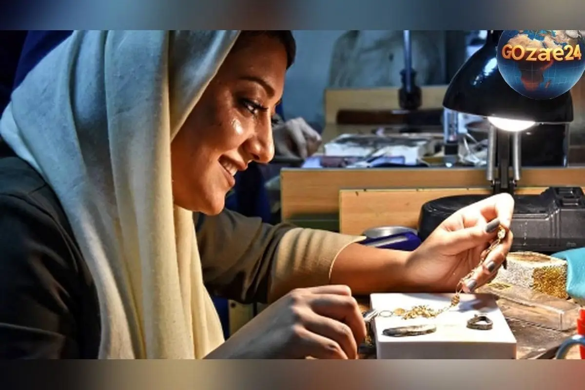 ایده‌های خلاقانه طلاسازی برای مو فرفری‌ها؛ طراحی گردنبند و دستبندهای کم‌وزن و منحصر به فرد