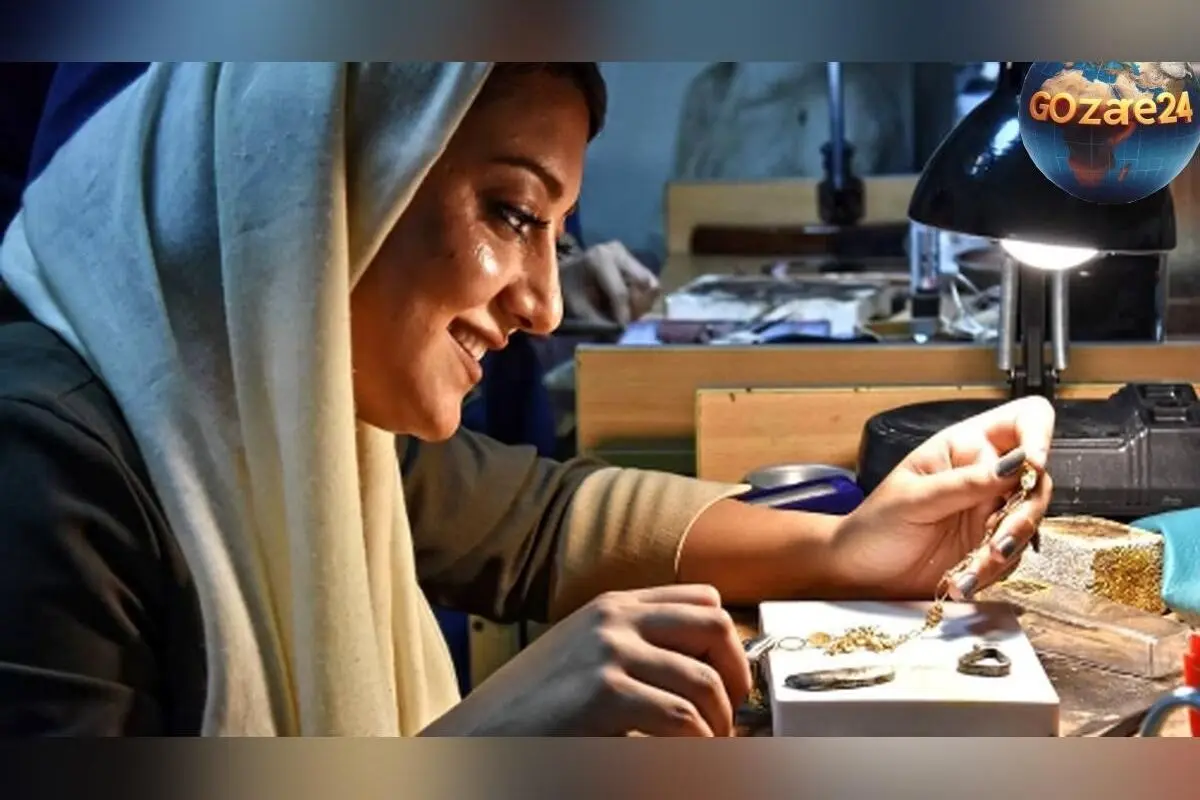 ایده‌های خلاقانه طلاسازی برای مو فرفری‌ها؛ طراحی گردنبند و دستبندهای کم‌وزن و منحصر به فرد