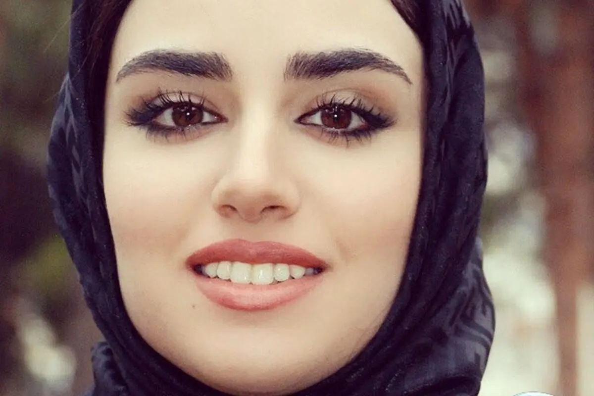لباس عقد گل گلی و صورتی هانیه غلامی بازیگر محبوب ایرانی با استایل خاص و متفاوت