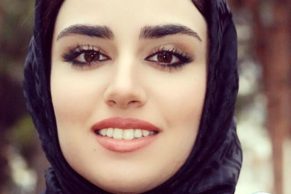 لباس عقد گل گلی و صورتی هانیه غلامی بازیگر محبوب ایرانی با استایل خاص و متفاوت