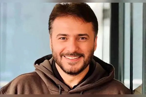 تصویر جذاب سید جواد هاشمی‌پور در مقابل برج ایفل؛ نماد شهید سینمای ایران در قلب پاریس