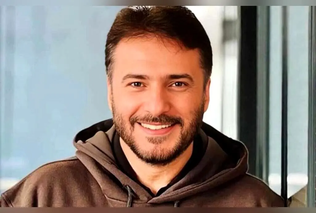 تصویر جذاب سید جواد هاشمی‌پور در مقابل برج ایفل؛ نماد شهید سینمای ایران در قلب پاریس
