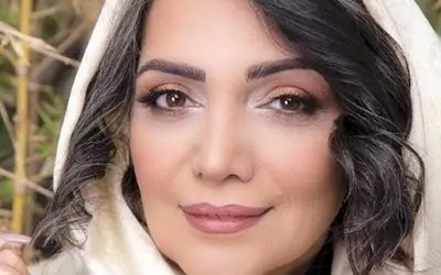دکوراسیون لوکس منزل الهام پاوه نژاد با مبلمان چستر قرمز و فضای آرام برای یوگا و مدیتیشن