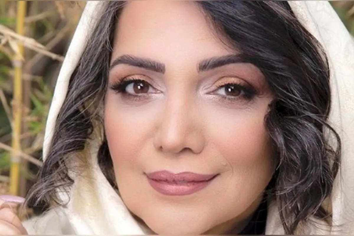 دکوراسیون لوکس منزل الهام پاوه نژاد با مبلمان چستر قرمز و فضای آرام برای یوگا و مدیتیشن