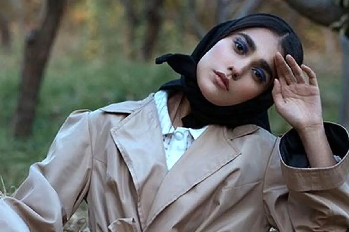 تصویر متفاوت آدرینا صادقی با استایل مدرسهای و کوله پشتی خشمگین در صفحه رسمیاش