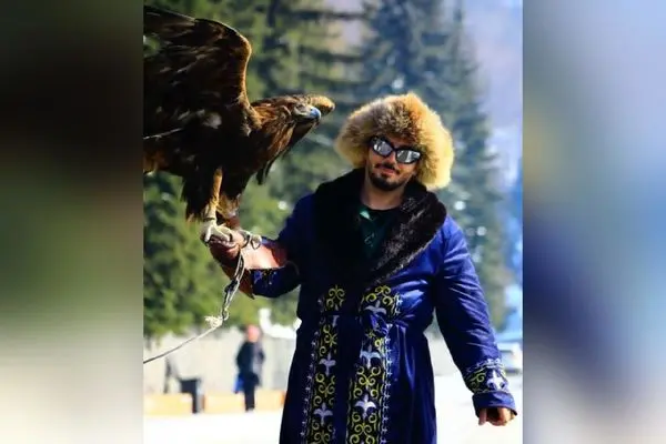 دکوراسیون دفتر لوکس و مدرن آقای قلنج‌بگیر با مبل چستر و تابلوی چهار قل؛ راهنمای کامل انتخاب مبلمان اداری کلاسیک و مدرن