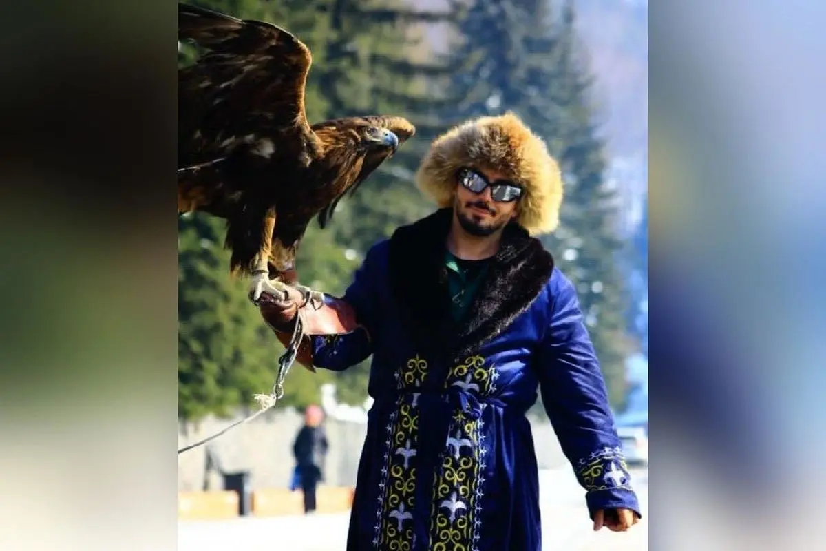 دکوراسیون دفتر لوکس و مدرن آقای قلنج‌بگیر با مبل چستر و تابلوی چهار قل؛ راهنمای کامل انتخاب مبلمان اداری کلاسیک و مدرن