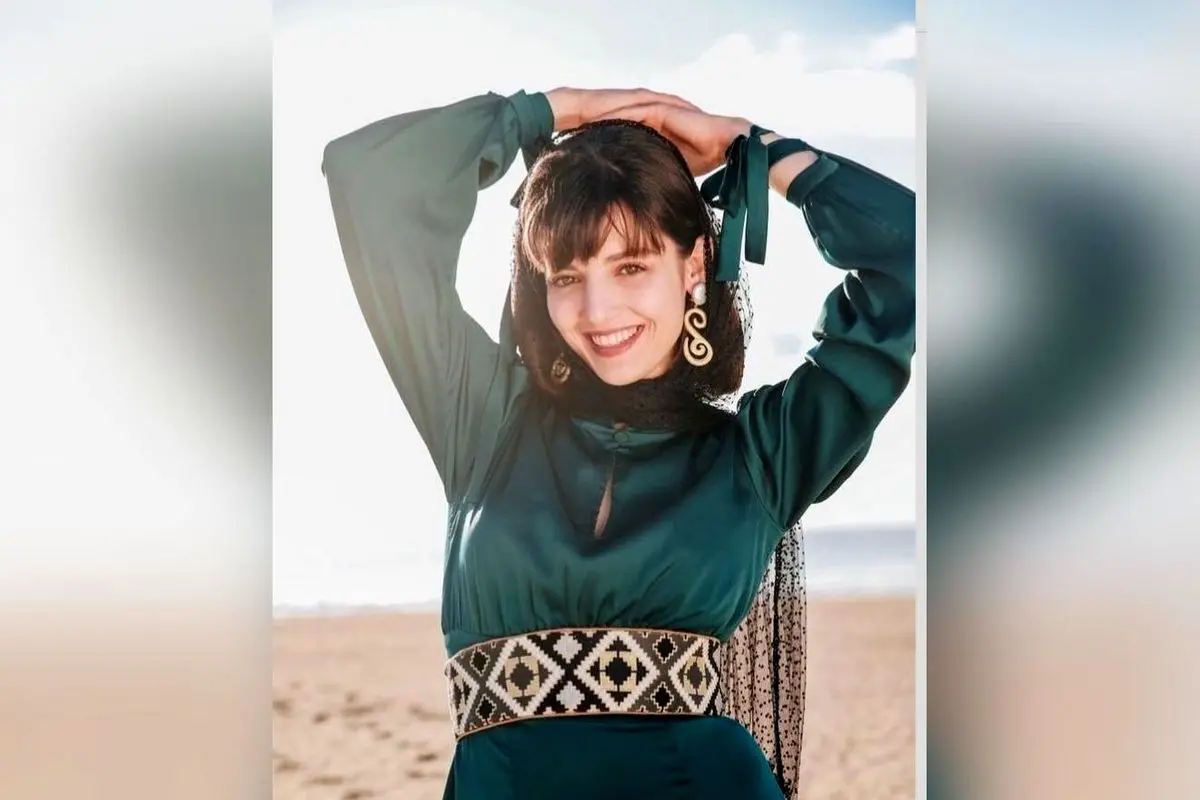 مهسا حجازی در منزل با طراحی داخلی کلاسیک و مدرن؛ مبل سبز، پارکت و پرده‌های نازک سفید