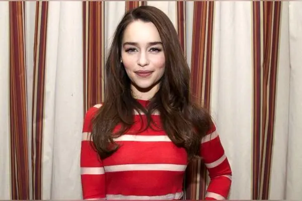 اتاق امیلیا کلارک؛ دکوراسیون گرم و پرانرژی با المان‌های سلطنتی و طراحی مدرن