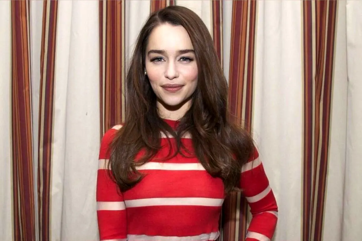 اتاق امیلیا کلارک؛ دکوراسیون گرم و پرانرژی با المان‌های سلطنتی و طراحی مدرن