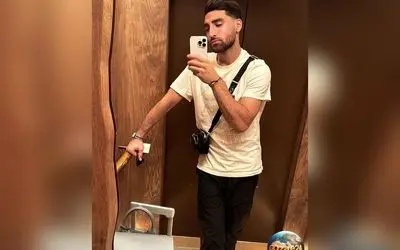 طراحی داخلی لوکس و اروپایی اتاق نشیمن علیرضا جهانبخش در هلند با چیدمان مدرن و شمع‌آرایی زیبا