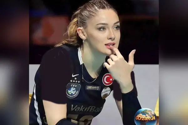 تصویر جدید و خاص از لباس مجلسی زهرا گونش با جواهرات مد روز و درخشان