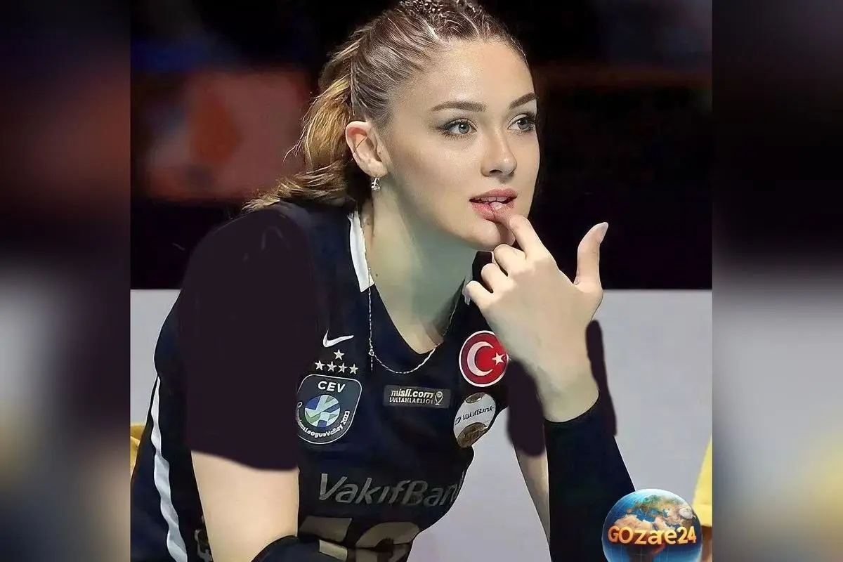 تصویر جدید و خاص از لباس مجلسی زهرا گونش با جواهرات مد روز و درخشان