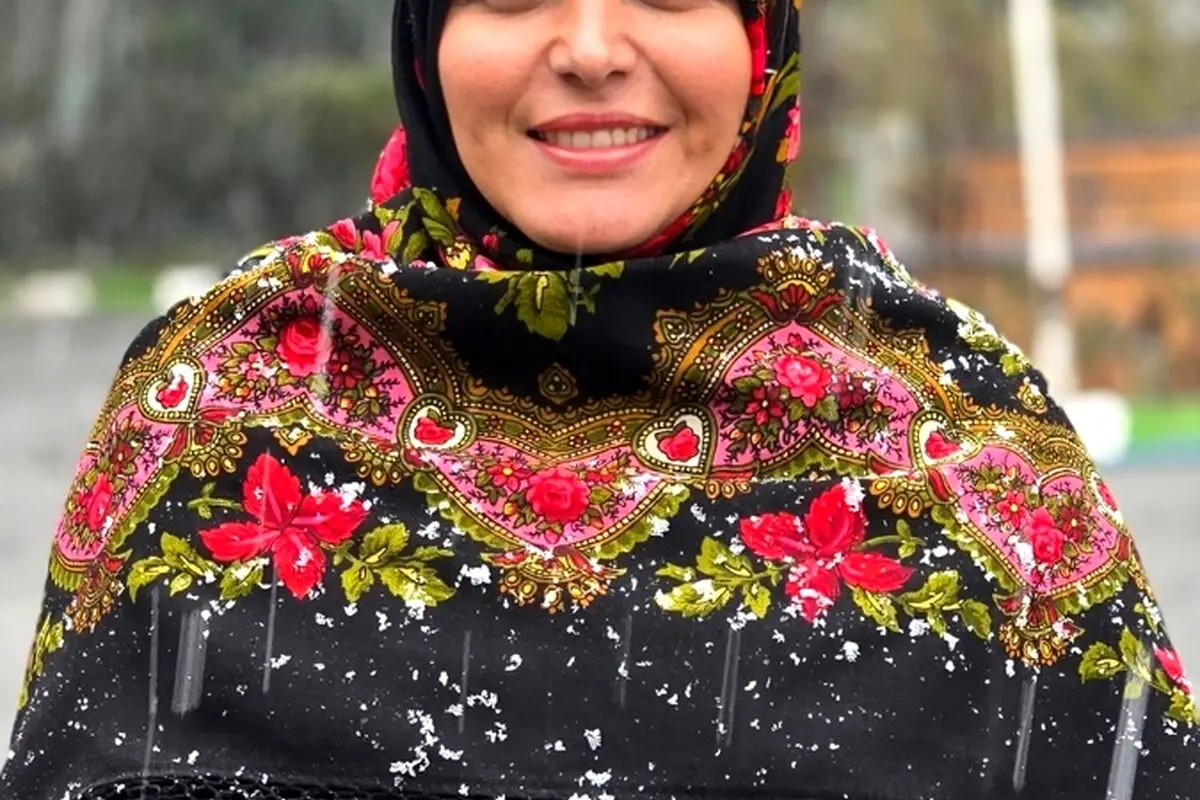 المیرا شریفی‌مقدم در کنار طوطی‌های سخنگو؛ لحظه‌ای دیدنی و بامزه از گوینده محبوب ایرانی