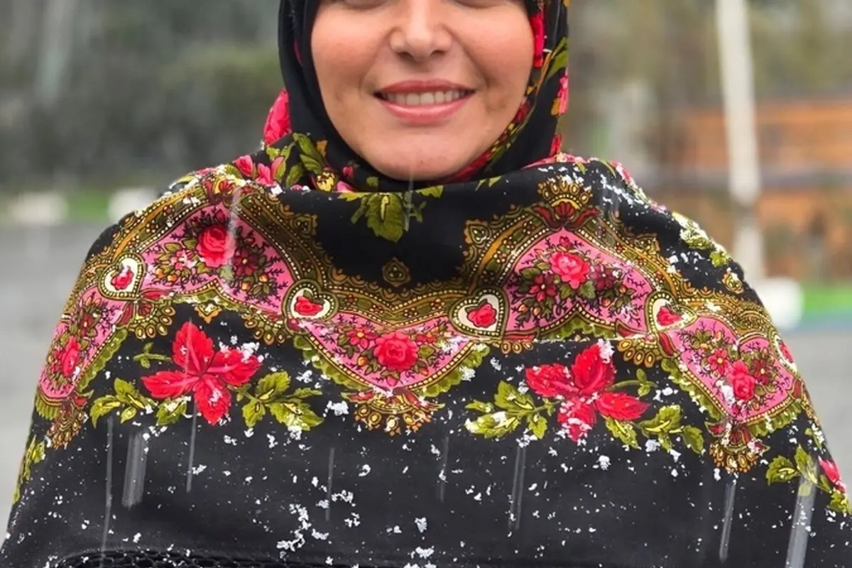المیرا شریفی‌مقدم در کنار طوطی‌های سخنگو؛ لحظه‌ای دیدنی و بامزه از گوینده محبوب ایرانی