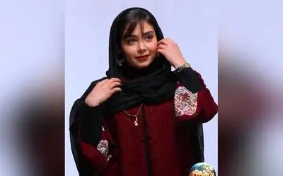 مدل مانتو خاص و مزونی دیبا زاهدی بازیگر جنگل آسفالت با الهام از کاشی‌کاری‌های اصیل حمام فین کاشان + عکس