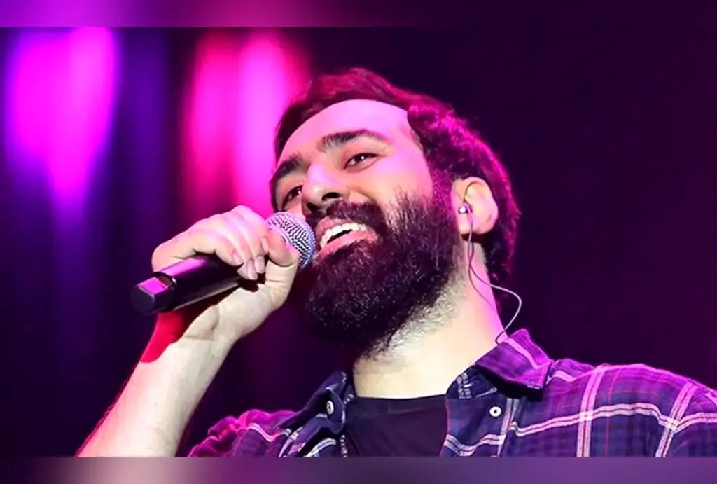 طراحی صحنه اعتراضی در ویدیوی «پاره سنگ» مهدی یراحی با نمادهای زمان و تخریب