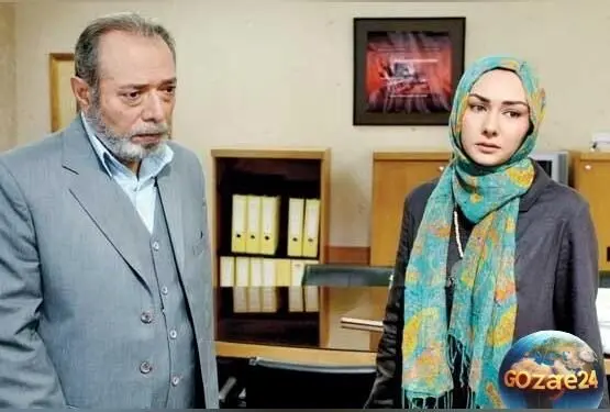 تصاویر لوکیشن‌های لوکس و خاص سریال میوه ممنوعه با چیدمان مبلمان سلطنتی اتاق نشیمن علی نصیریان و حاج یونس فتوحی