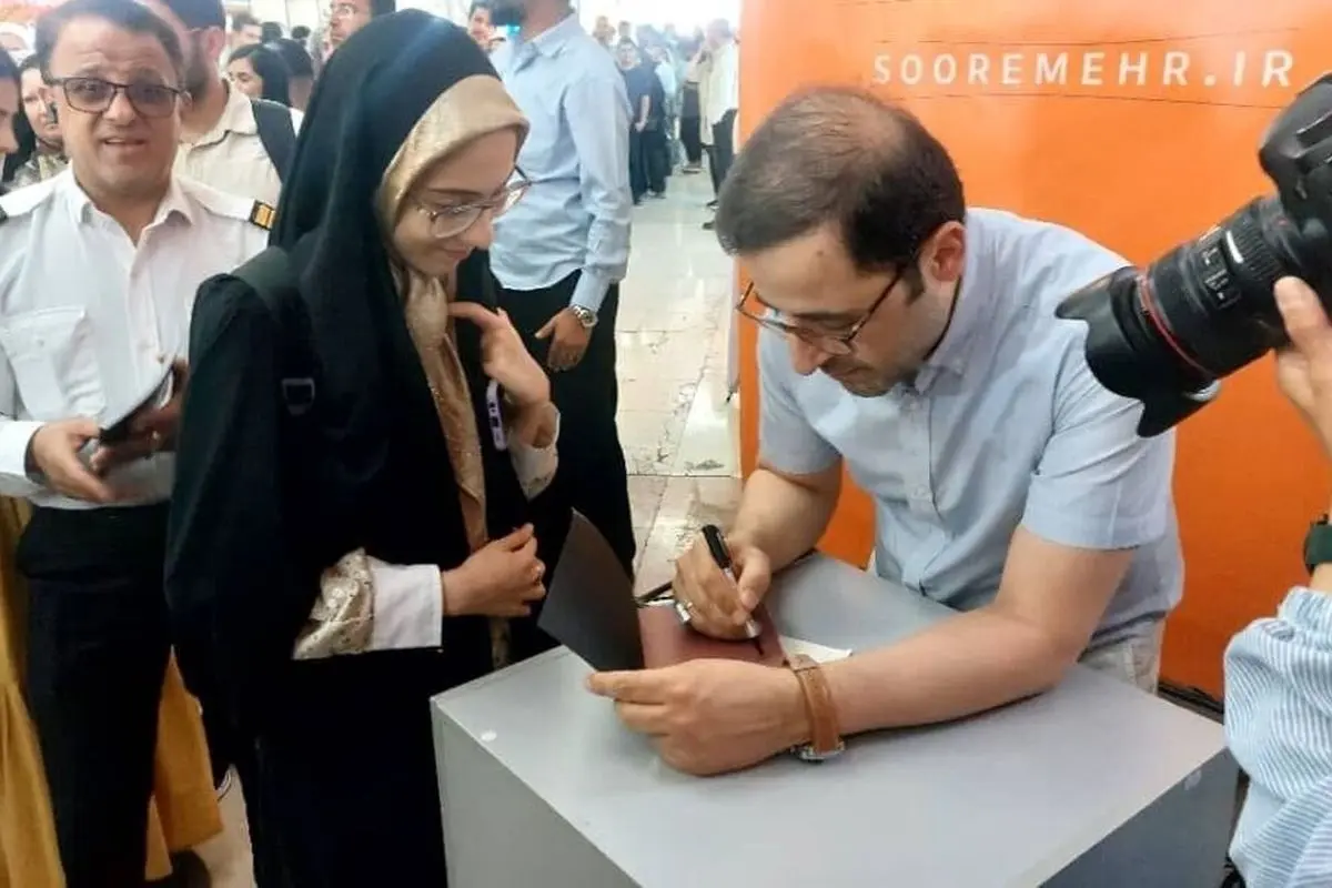 "ماجرای بیرون کردن مخاطبان فاضل نظری از شبستان مصلی؛ حاشیهای تلخ در جشن امضای کتاب در نمایشگاه کتاب"