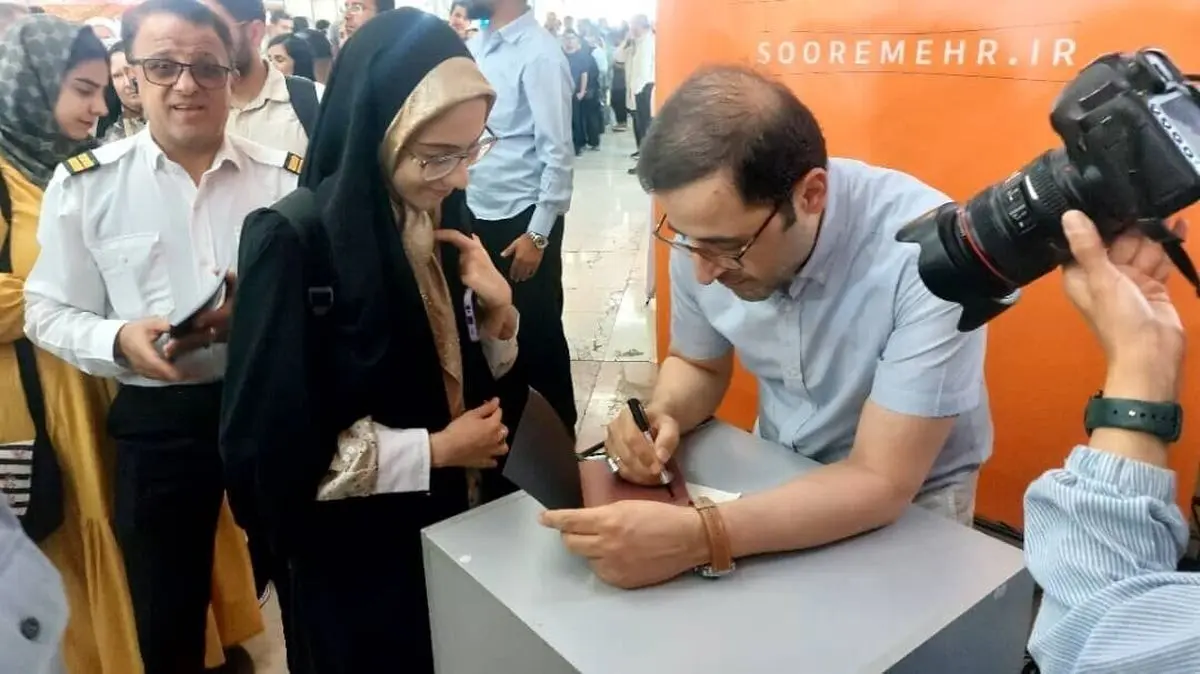 "ماجرای بیرون کردن مخاطبان فاضل نظری از شبستان مصلی؛ حاشیه‌ای تلخ در جشن امضای کتاب در نمایشگاه کتاب"
