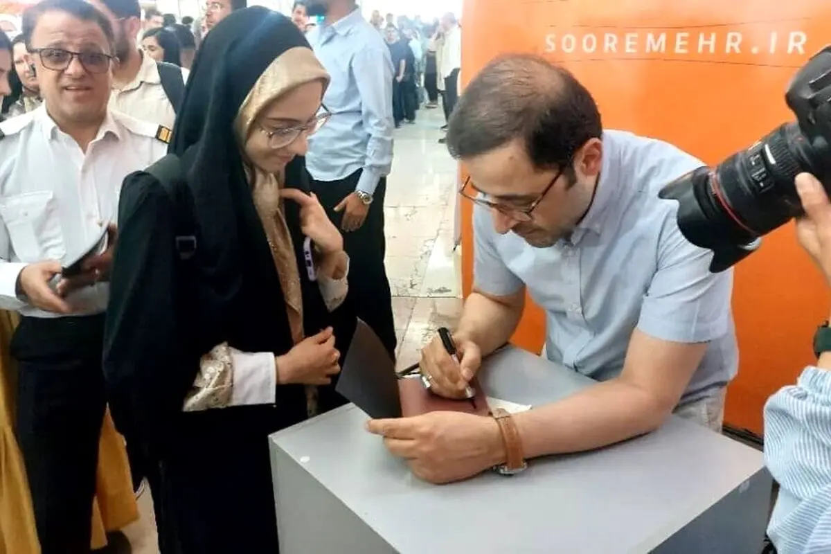 "ماجرای بیرون کردن مخاطبان فاضل نظری از شبستان مصلی؛ حاشیه‌ای تلخ در جشن امضای کتاب در نمایشگاه کتاب"