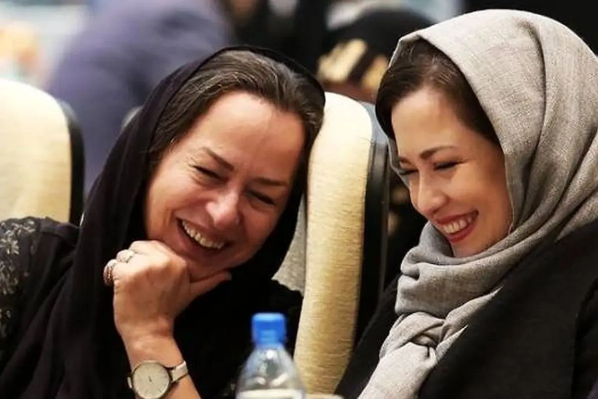 آزیتا حاجیان در ۶۷ سالگی؛ ستاره محبوب سینما و تلویزیون با استایل مدرن و جذاب در مراسم اکران سریال «از یاد رفته»