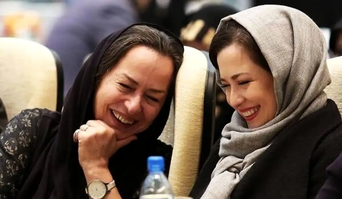 آزیتا حاجیان در ۶۷ سالگی؛ ستاره محبوب سینما و تلویزیون با استایل مدرن و جذاب در مراسم اکران سریال «از یاد رفته»