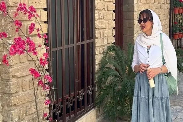 تیپ ساده و جذاب ندا قاسمی بازیگر نقش شیرین در نون خ در تئاتر شهر + تصاویر بی‌نظیر