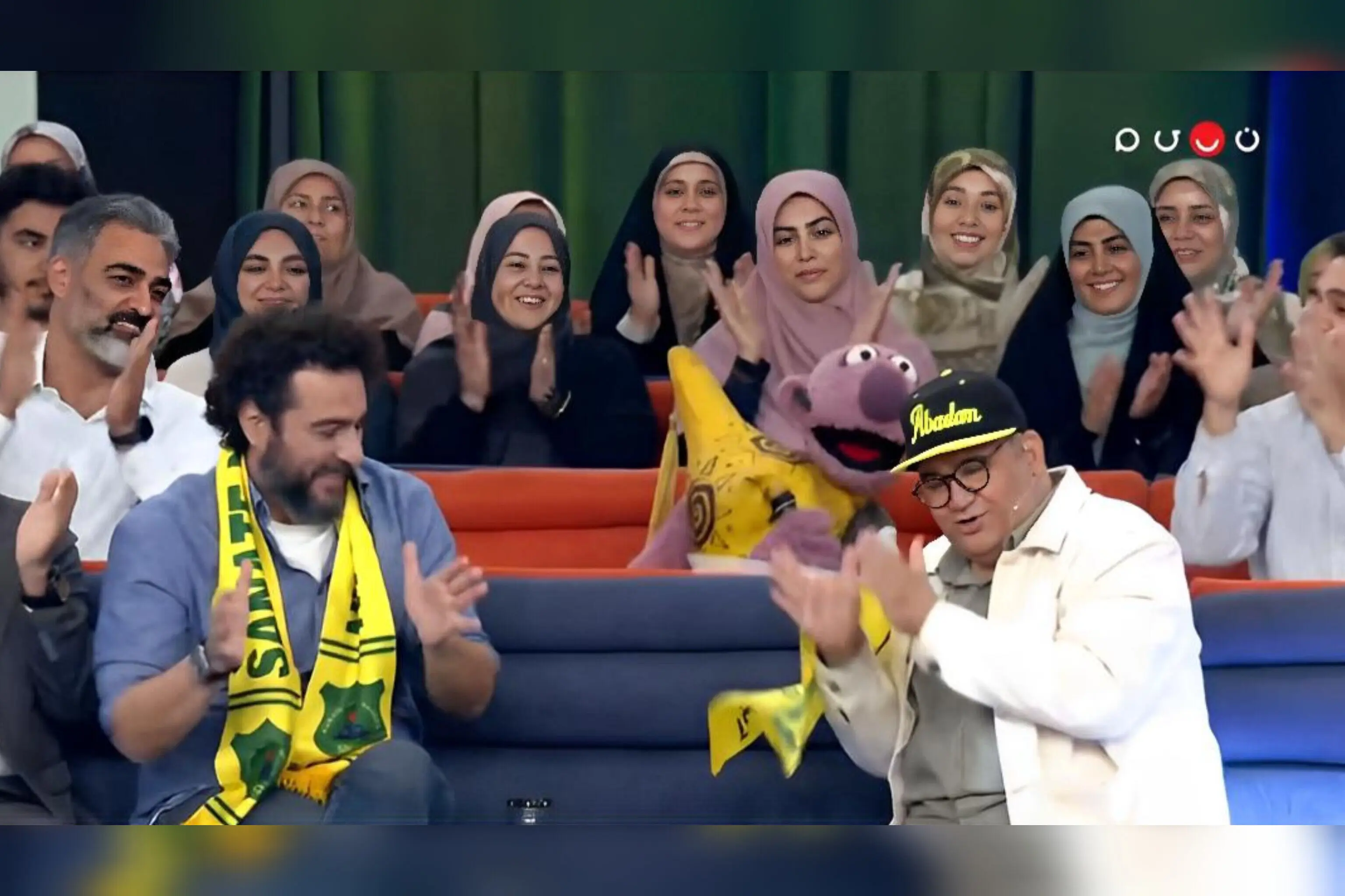 جناب خان با قیچک و آهنگ‌های جنوبی، صنعت نفت آبادان را در «برنامه 1001» تشویق کرد.