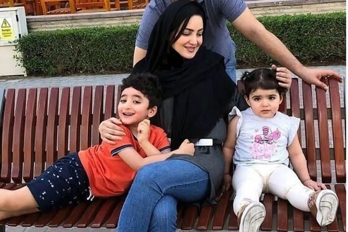 رونمایی از دختر و پسر کیوت شیلا خداداد با لباس استقلال در حاشیه دربی تاریخی اراک + عکس