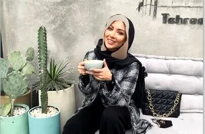 مینا مختاری همسر بهرام رادان در کنار میز خوراکی‌های رنگارنگ و گوشی تاشو همسر بازیگر + عکس