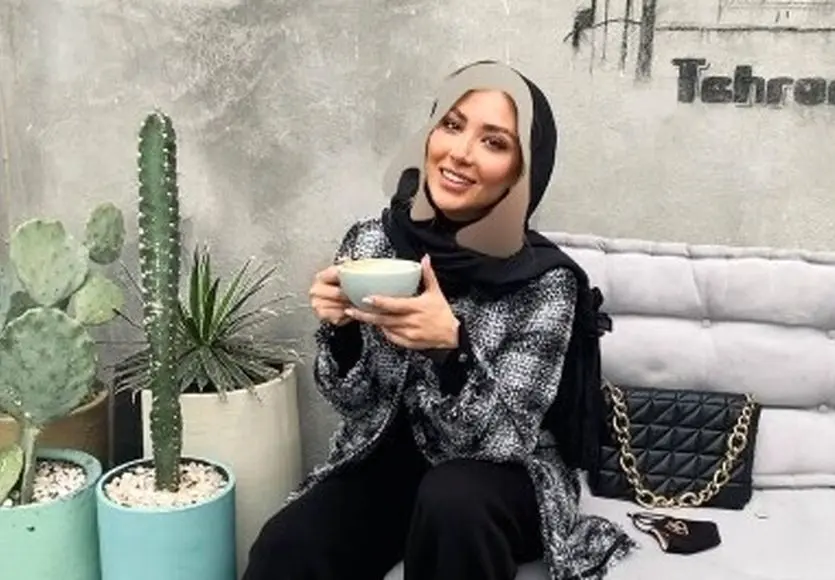 مینا مختاری همسر بهرام رادان در کنار میز خوراکی‌های رنگارنگ و گوشی تاشو همسر بازیگر + عکس